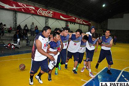 Alegría de los jugadores del Colsaj durante la vuelta olímpica