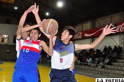 El partido en varones, por momentos se tornó bastante fuerte