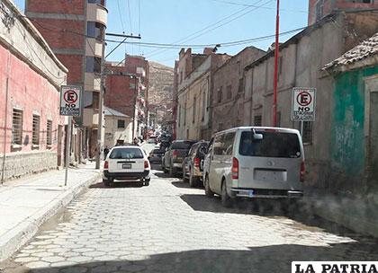 Sólo un carril está disponible en la calle Caro