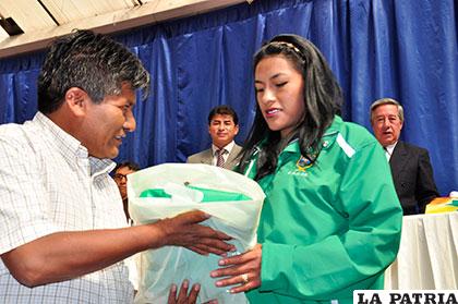 El gobernador Vásquez hace la entrega simbólica