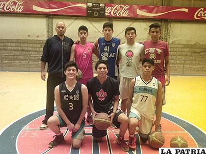 Integrantes de la selección de Oruro junto al entrenador Mendieta