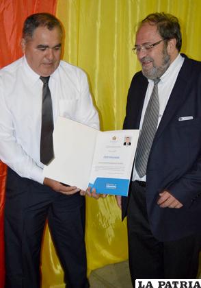 El ministro Roberto Aguilar (der) junto a uno de los beneficiarios /UNICOM