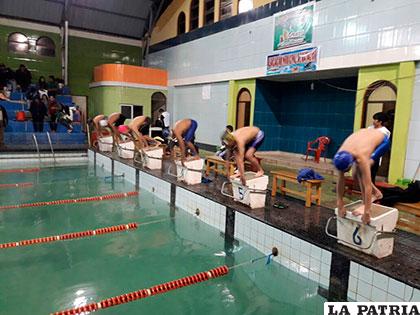 Nadadores orureños apuntan ubicarse entre los primeros cinco