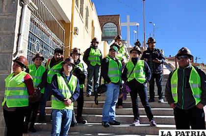 Grupo de jóvenes que participó del recorrido a los socavones orureños