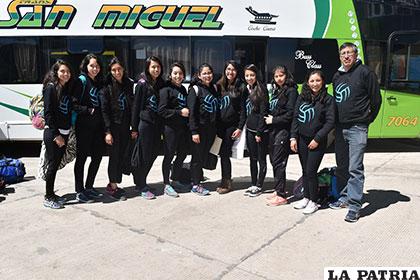 La selección orureña de voleibol a su llegada a Potosí