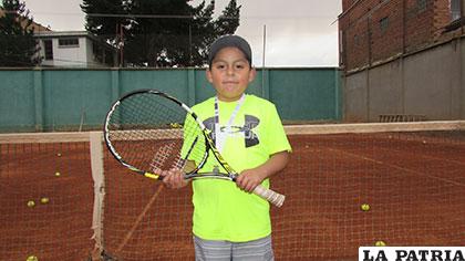 El tenista Leandro Flores entrena en el Oruro Tenis Club