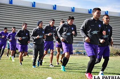 Jugadores del equipo orureño durante la práctica de ayer