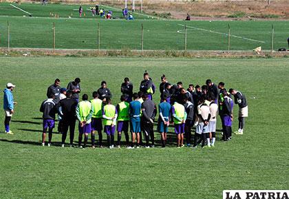 Una charla técnica antes de comenzar el entrenamiento