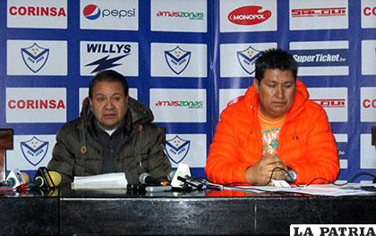Hugo Rocha junto a Carlos Estrada durante la conferencia de prensa