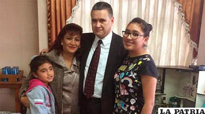 León junto a su familia pide ejercer nuevamente como abogado /ANF