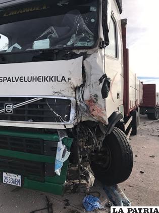 El fuerte golpe dañó también al camión e hirió a su conductor