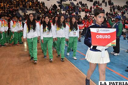 La delegación de Oruro en la inauguración, anoche en Potosí