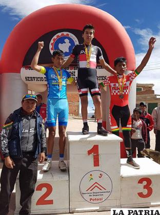 Edwin Ramos con la medalla de Plata