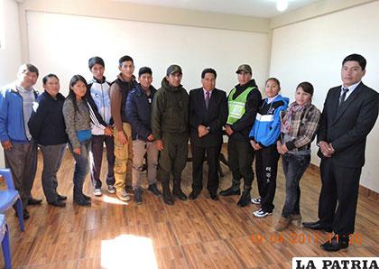 Tejerina junto a los directivos de los clubes de taekwondo