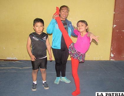 Sonia Ibarra junto a dos de sus gimnastas