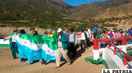 Marchistas camino a Tarija para tratar explotación petrolera en represa /PRENSA