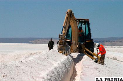 En el salar de Uyuni se cumplen actividades con equipo pesado, cumpliendo normas técnicas recomendadas