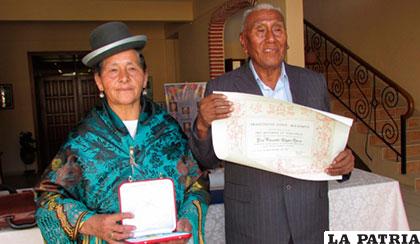 Vicente Quispe junto a su esposa muestra los libros traducidos /ANF