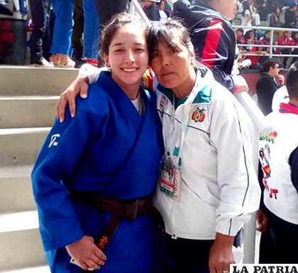 Natalia Montoya junto a su entrenadora Hilda Martínez