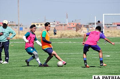 San José realizó una práctica futbolística con Deportivo Kala