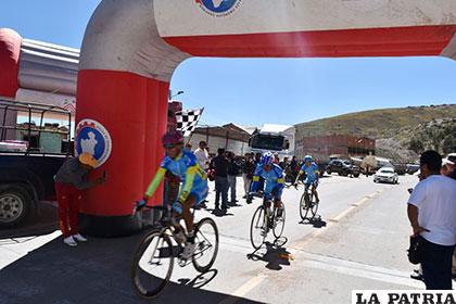 El equipo Oruro de ciclismo arriba a la meta