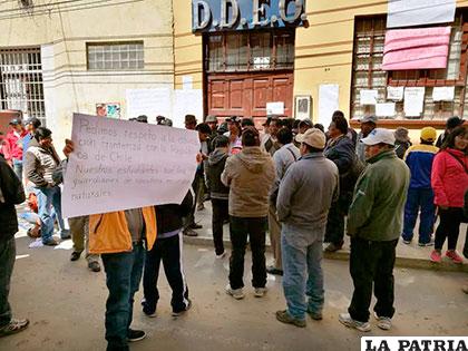 La protesta de los pobladores de Mejillones llegó hasta la Dirección Departamental