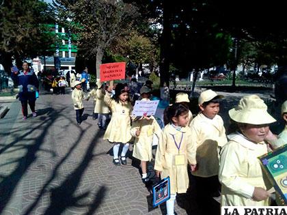 Niños piden a la población cuidado del medio ambiente