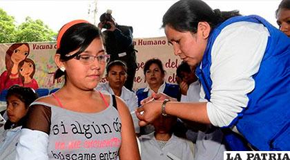 Una de las niñas recibe la vacuna /Hernán Andia