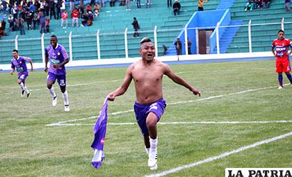 Ronald Gallegos festeja con todo, anotó el gol del triunfo de su equipo /APG