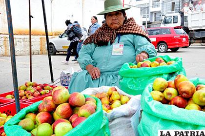 Huari trajo la rica manzana ecológica al mercado orureño