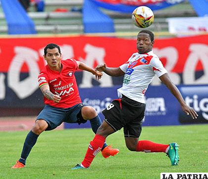 Omar Morales y Jennry Alaca disputan el balón /APG