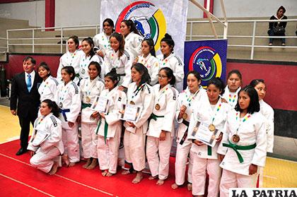Durante la premiación a las ganadoras por equipos, Oruro con la medalla de bronce