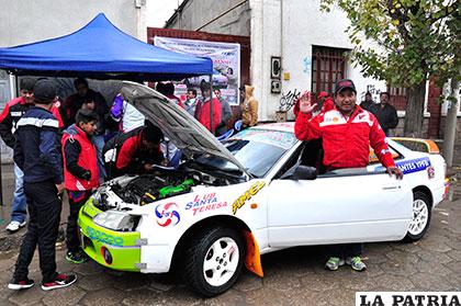 El piloto Amel Villarroel, ayer durante la inspección técnica