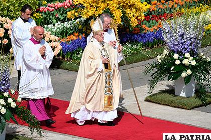 El Papa Francisco celebra la misa del Domingo de Pascua en la Plaza de San Pedro