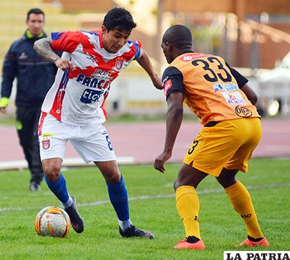 Rodrigo Borda intenta eludir la marca de Amarildo /APG