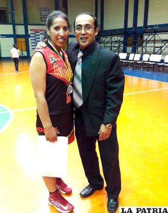 Marisel Alanes junto a su entrenador Willman Flores