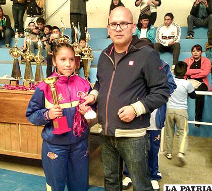 Annett Maure, de Luis Lazzo Quinteros, con el trofeo de campeón