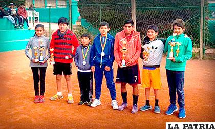 Los orureños muestran sus preseas logradas en el nacional de tenis