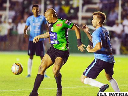 Maximiliano Freitas domina el balón, no estuvo en una noche acertada /APG