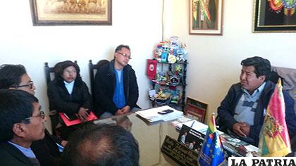 Reunión entre autoridades universitarias y el alcalde de Challapata /UTO
