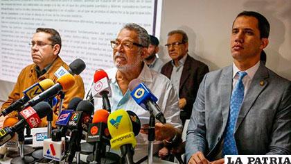 Miembros opositores ante los medios de comunicación