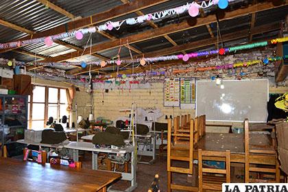Precario taller productivo del Centro Integral Multisectorial Apoyo Educativo Oruro