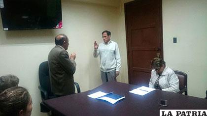 El administrador de la CNS, Jacinto Torrelio posesionó al nuevo supervisor de auditoría