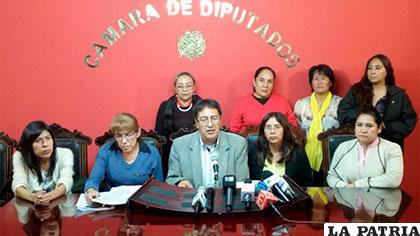 Barrientos presentó a las ocho integrantes de la comisión opositora /ERBOL