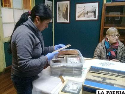La investigadora Calatayud junto con la directora del Espacio Patiño revisó archivos