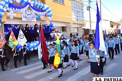 Niños y niñas expresan civismo en desfile por el aniversario de la unidad educativa 