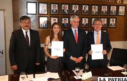 Firma del convenio en presencia del vicepresidente, Álvaro García Linera /EJU