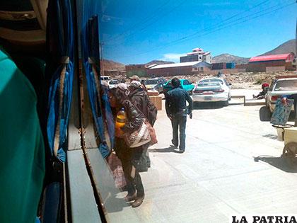 Un ciudadano denuncia que la gente aborda los buses en la vía pública /RR.SS.