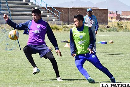 Cuéllar y Ramallo disputan el balón durante la práctica de ayer