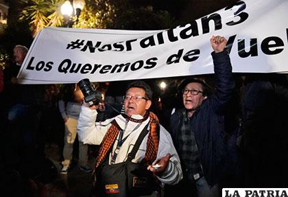 Familiares y grupos de periodistas se concentran frente al Palacio de Gobierno de Quito